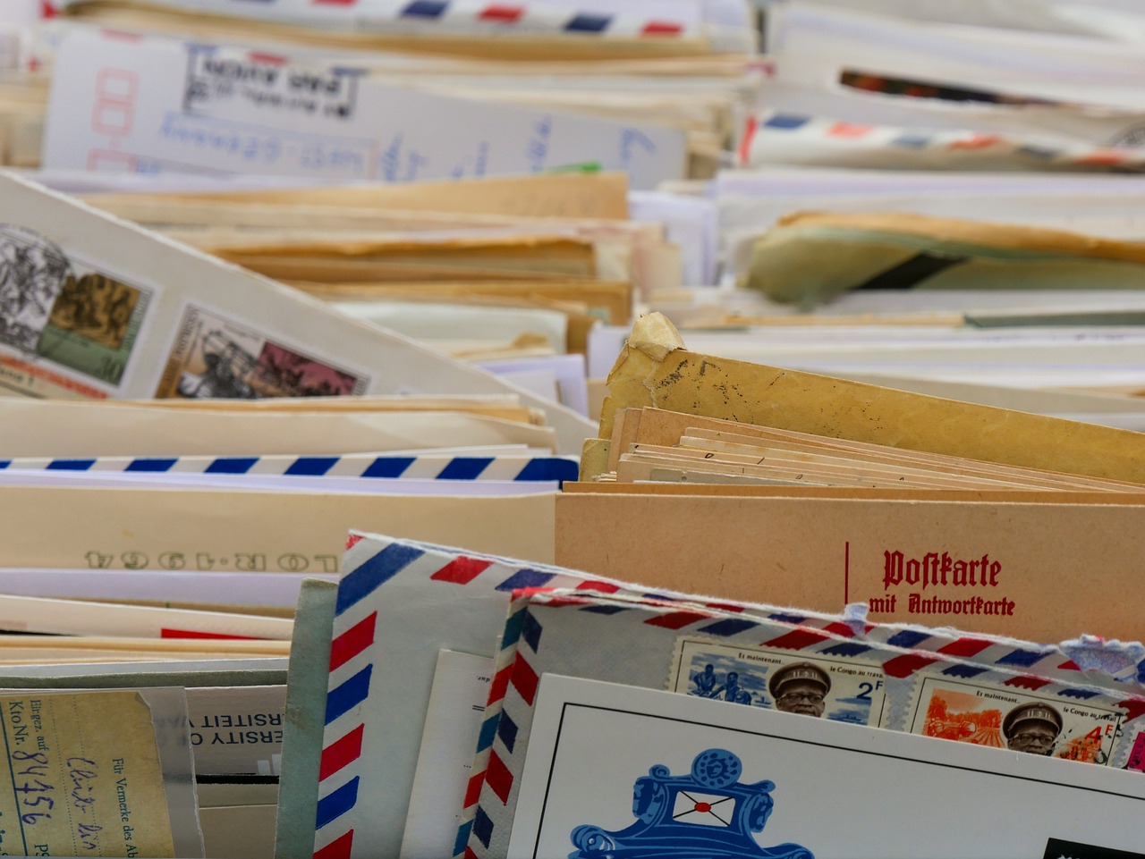 otrhané papierové poštové obálky